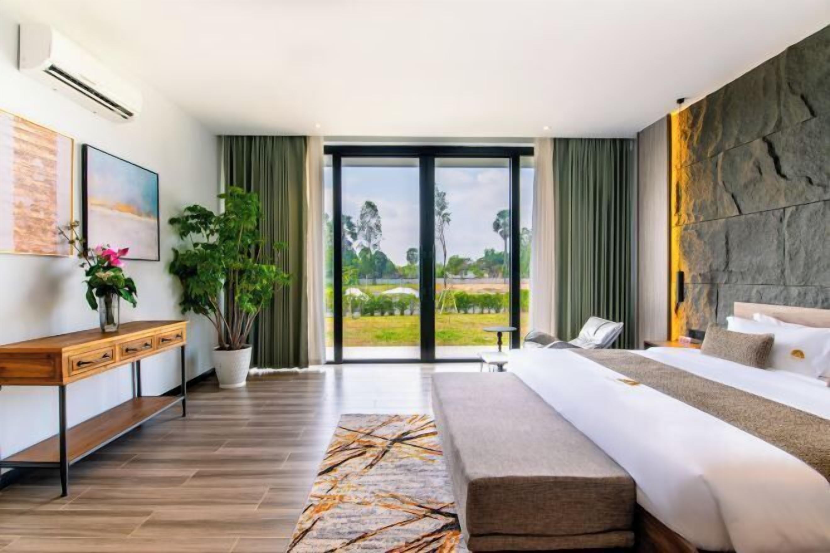 Egyptian cotton sheets, premium bedding, pillow-top beds, minibar