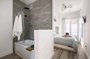 2 bedrooms, travel cot, free WiFi, bed sheets