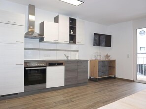 Kühlschrank, Mikrowelle, Ofen, Geschirrspüler