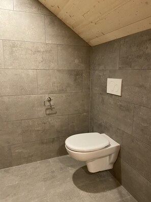 Badewanne, Haartrockner, Handtücher, Seife