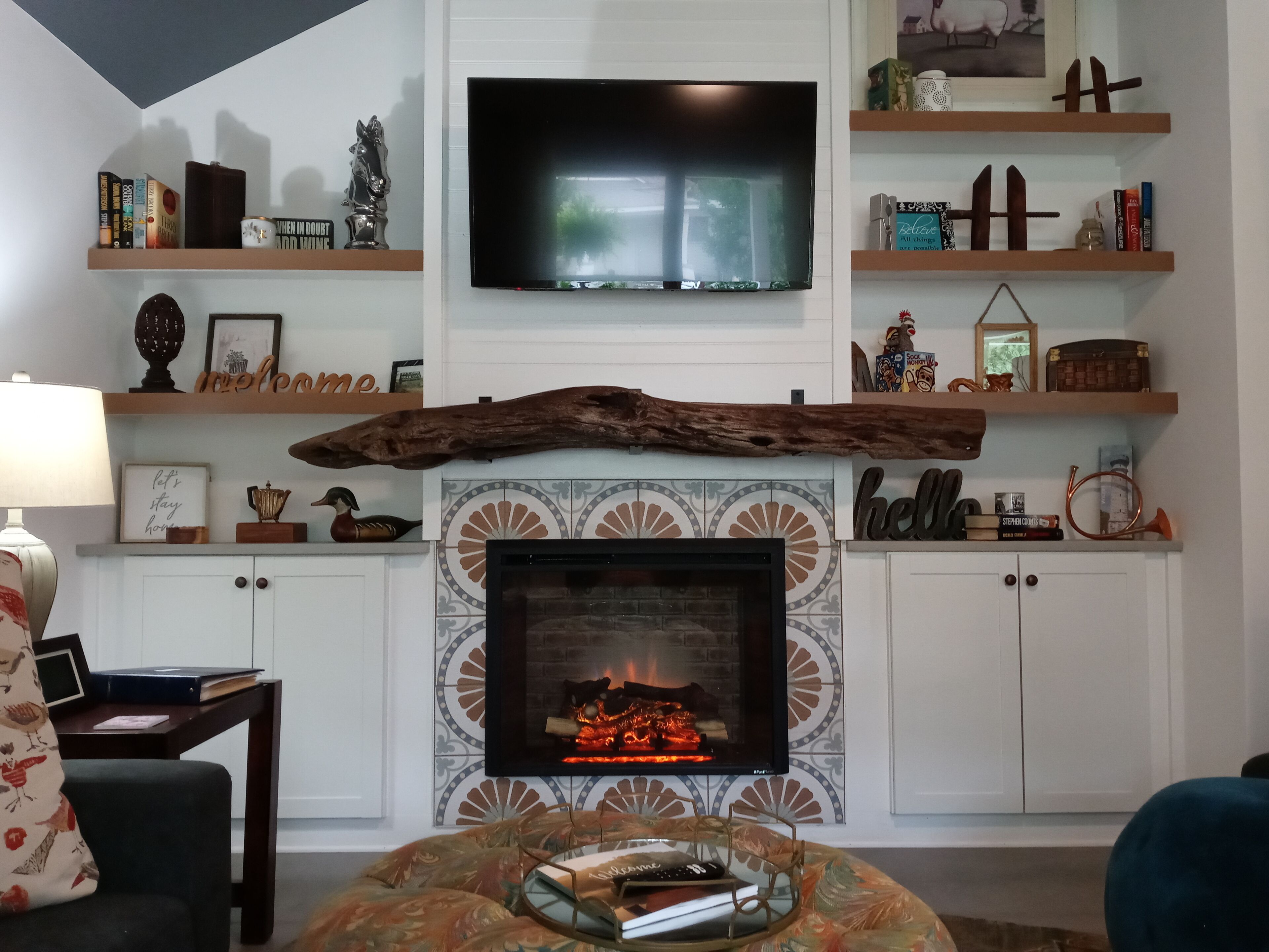 TV connectée, cheminée, livres