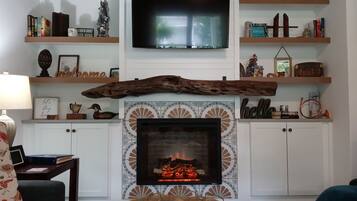 TV connectée, cheminée, livres