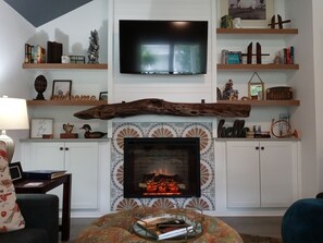 Älytelevisio, takka, kirjoja