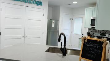 雪櫃、微波爐、焗爐、爐具