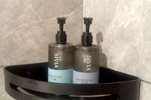 Two bottles of Sivia shampoo and shower gel in a black tray. - Hechi Hotel (Hechi)