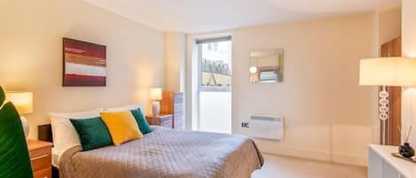 1 bedroom, desk, Internet