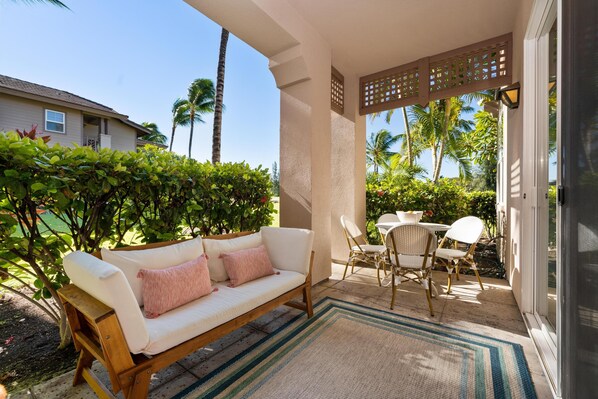 Outdoor dining - Hilton Pool Pass and Golf Discounts. Waikoloa Colony Villas 1002 (Waikoloa Beach Resort)