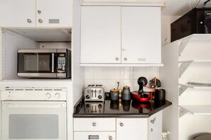 Fridge, microwave, oven, stovetop - Deluxe Room in Condesa + Rooftop & Coworking - Delta by Nomadier (Ciudad de México)