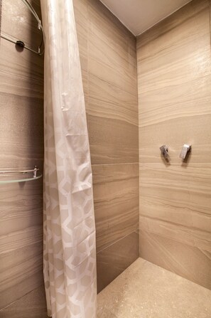 Douche, séchoir à cheveux, serviettes fournies, savon