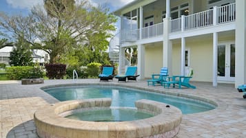 Alberca al aire libre y alberca climatizada