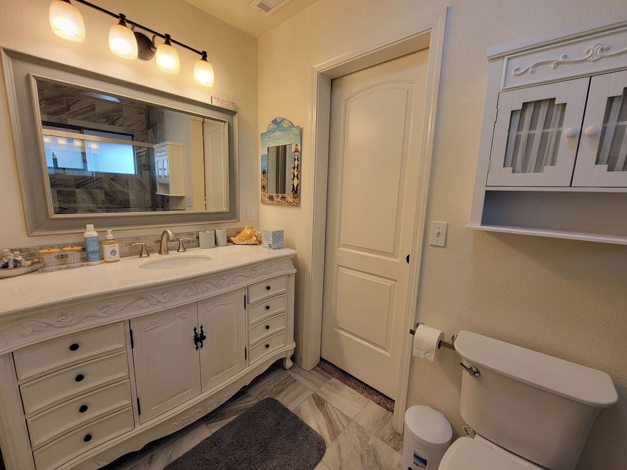 Full bathroom inside the master bedroom on the lower floor