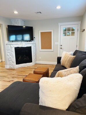 Smart TV, fireplace - Charming Historic Cottage in Downtown St. George (St. George)