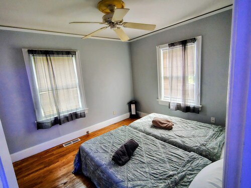 La Petite Maison: Spacious 2BR/2 Den Retreat Near Raleigh Iron Works & The Ritz.