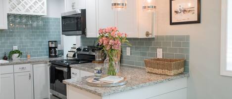 KĂŒhlschrank, Mikrowelle, Ofen, Herdplatte