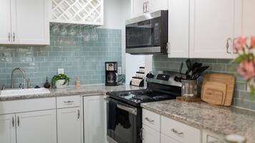 Een koelkast, een magnetron, een oven, een kookplaat