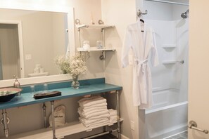 Baignoire, sèche-cheveux, serviettes fournies, savon