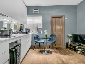 Fridge, oven, dishwasher, cookware/dishes/utensils - Cleveland apartments by Interhome (London West End)