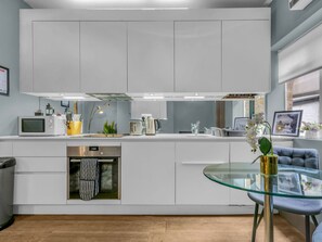 Fridge, oven, dishwasher, cookware/dishes/utensils - Cleveland apartments by Interhome (London West End)