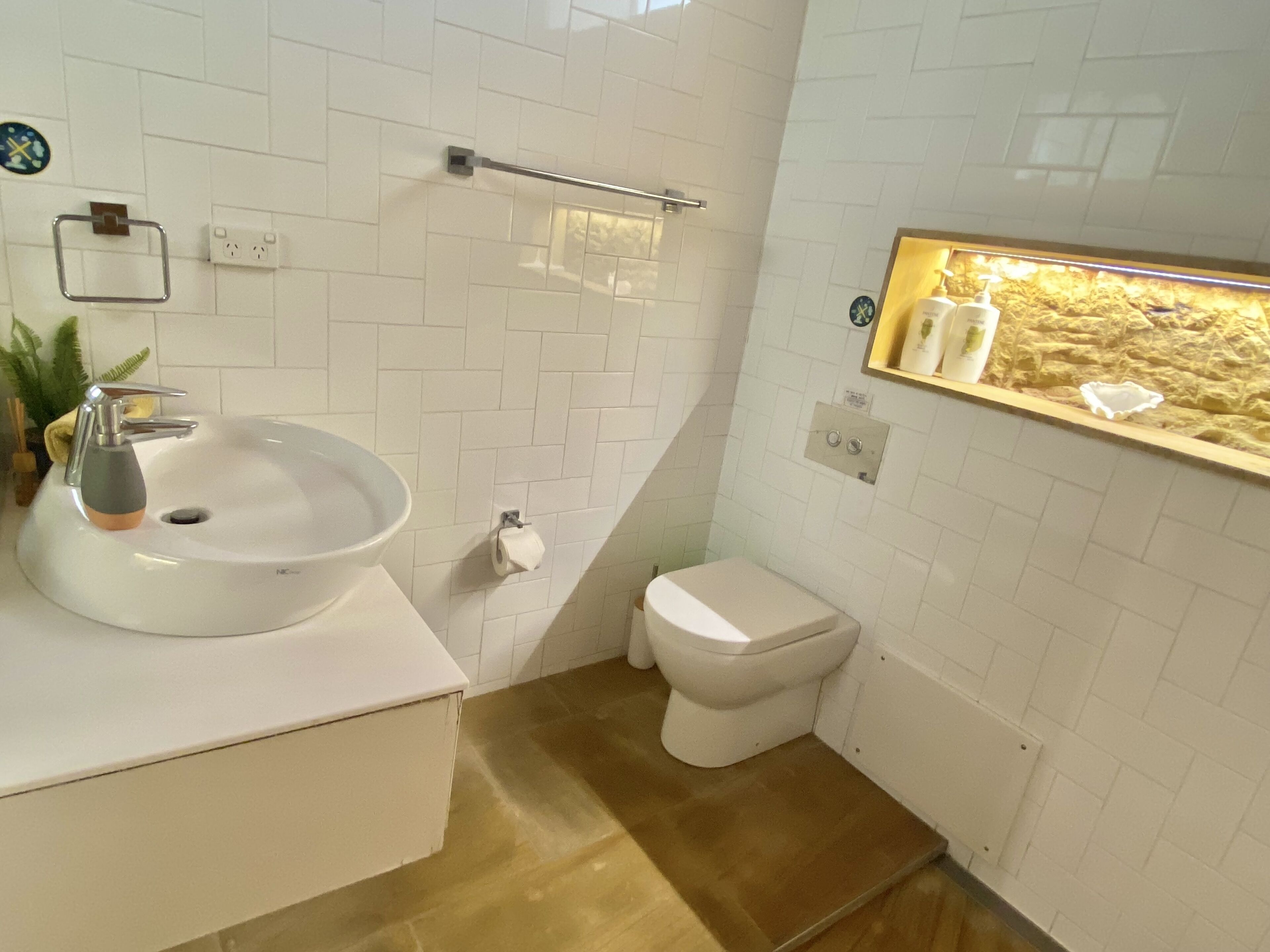 Een douche, een haardroger, handdoeken, zeep