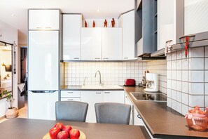 Refrigerador, horno, parrilla de estufa y cafetera y tetera 