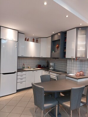 Kühlschrank, Ofen, Herdplatte, Wasserkocher mit Kaffee-/Teezubehör