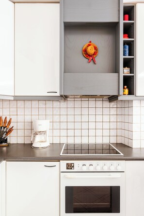 Kühlschrank, Ofen, Herdplatte, Wasserkocher mit Kaffee-/Teezubehör