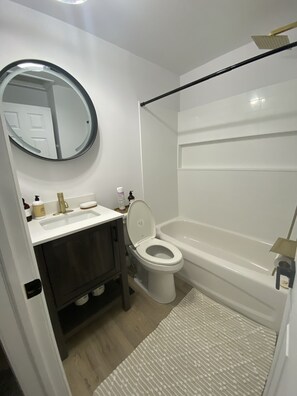 Ensemble douche/baignoire, serviettes fournies, savon, papier toilette