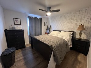 2 habitaciones, escritorio, tabla de planchar con plancha y wifi gratis