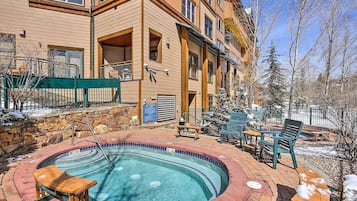 Bañera de hidromasaje al aire libre