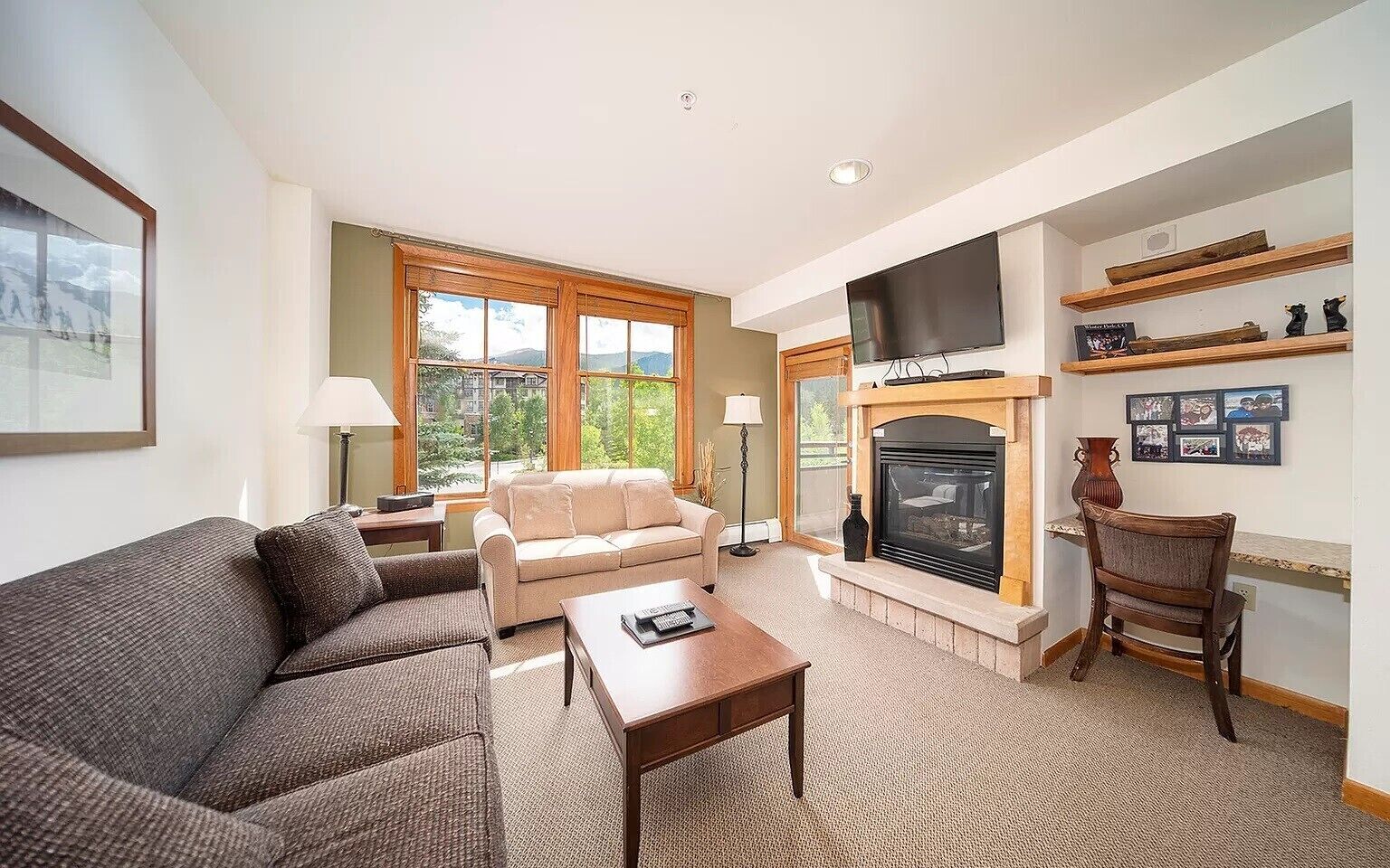 Una Smart TV, una chimenea