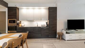 Fridge, microwave, dishwasher, cookware/dishes/utensils