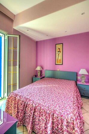 1 slaapkamer, een strijkplank/strijkijzer, internet, beddengoed