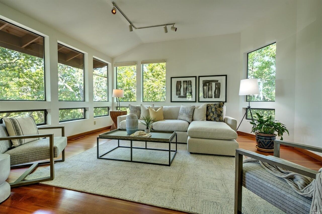 Sonoma Treehouse - a quiet scenic view home with 3 BDRM with deck & hot tub