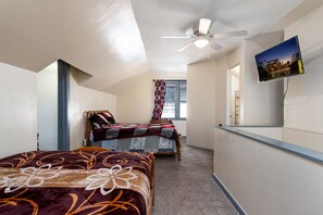 3 habitaciones, tabla de planchar con plancha, wifi y ropa de cama 