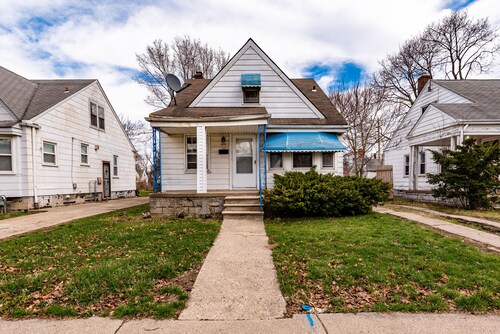 PERFECT FOR A LONG TIME STAY | 3 bdroom, sleeps 15 + dinning room