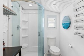 Haartrockner, Handtücher, Seife, Toilettenpapier