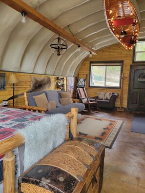 Télévision, lecteur de DVD, livres, vidéothèque