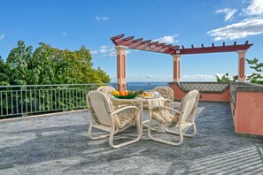 Outdoor dining - Villa Mendonça, a Home in Madeira (Ponta do Sol)