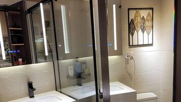Dusche, Haartrockner, Handtücher, Toilettenpapier