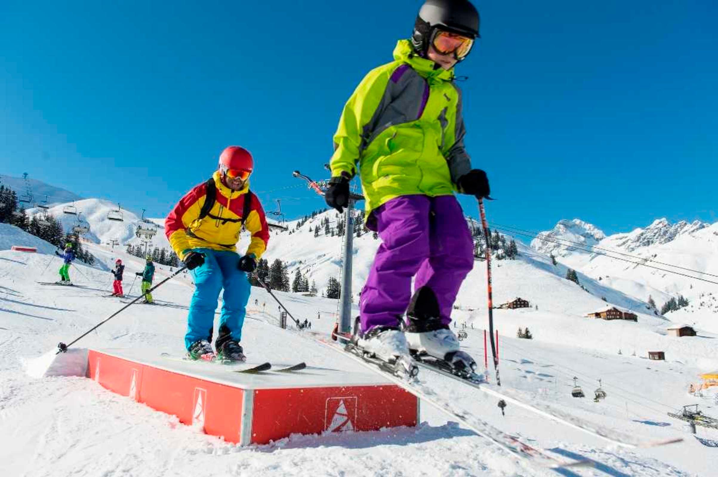 Skifahrer auf einem verschneiten Hang, im Hintergrund eine Seilbahn.