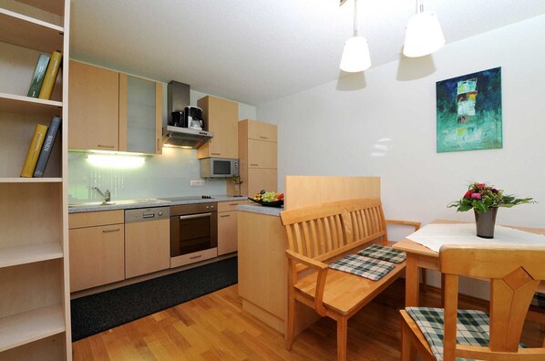 Kühlschrank, Mikrowelle, Ofen, Geschirrspüler