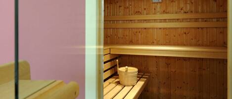 En sauna med træbænke og en balje.