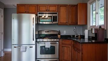 Kjøleskap, mikrobølgeovn, ovn og kokeplater