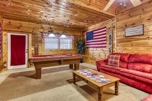 TV - Perfect Location! 2BR Escape! Hot Tub + Game Room (Sevierville)