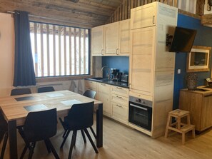 Réfrigérateur, four à micro-ondes, un four, surface de cuisson