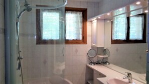 Banheira, secador de cabelo, toalhas de banho, sabonete