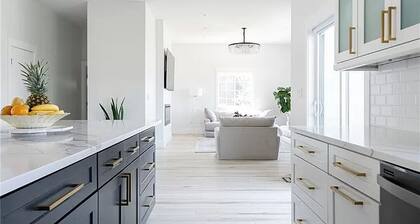 Pure Luxury W Private Pool/Spa & Game Center!