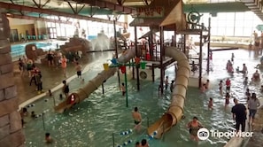 Una piscina al aire libre, una piscina climatizada
