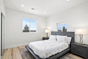 6 bedrooms, desk, iron/ironing board, travel crib