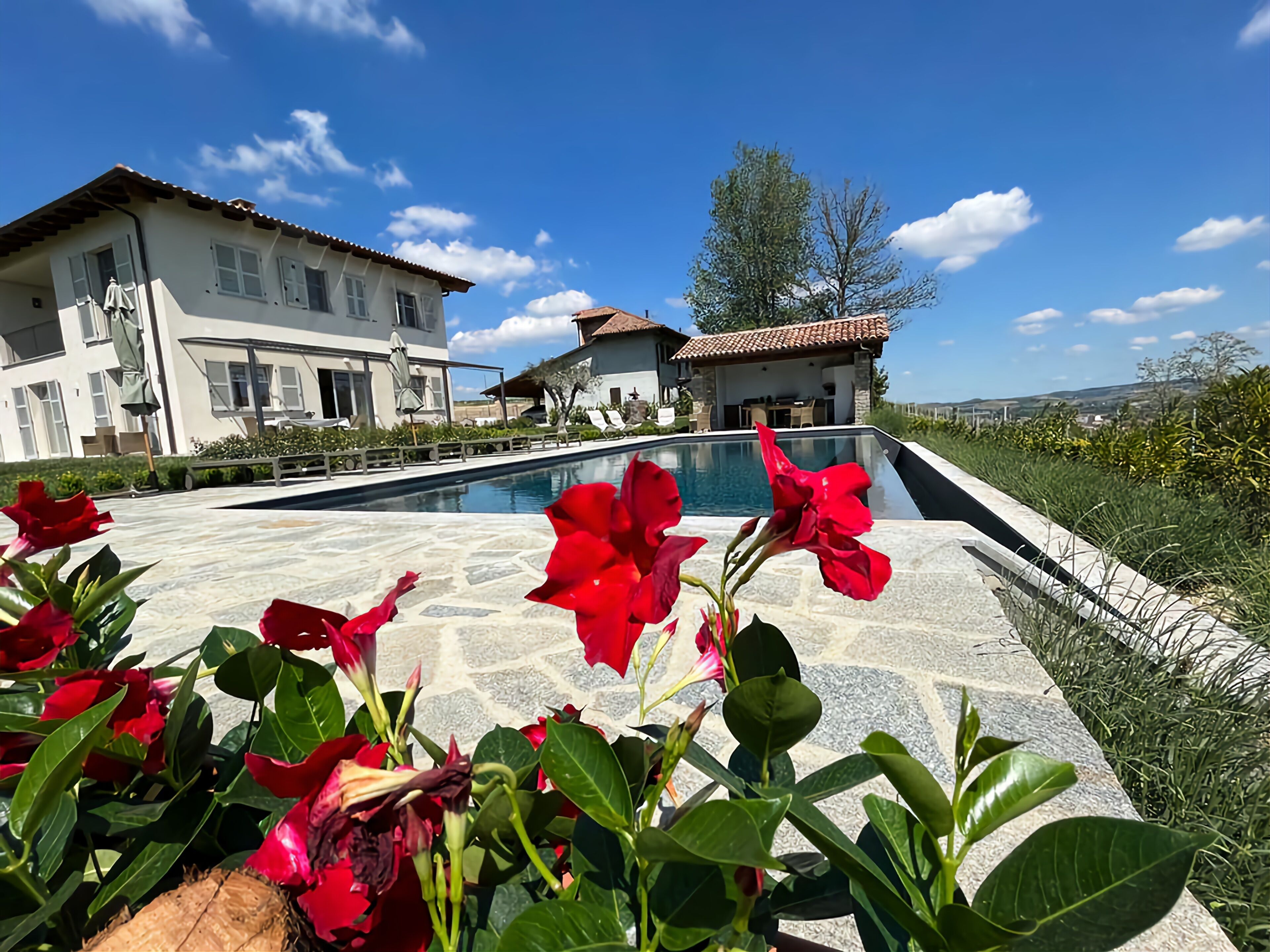 Stunning hilltop Villa and infinity pool in Nizza Monferrato